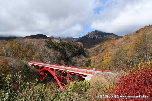 高原に架かる橋