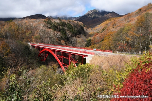 高原に架かる橋