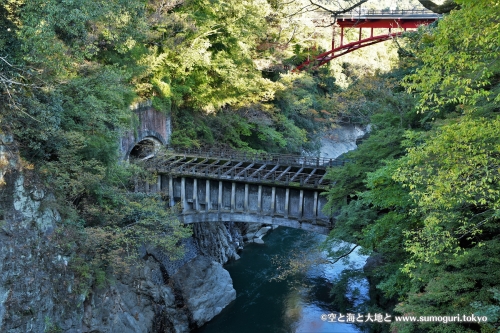 水道橋と奥の赤橋。