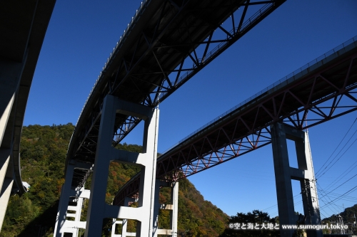 中央高速道の橋げた。