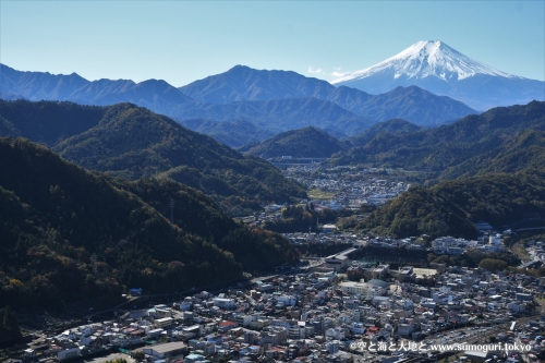 大月の町と富士山