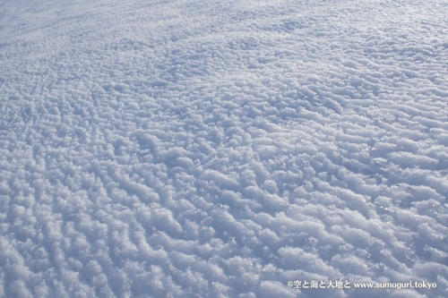 ゴジラ肌の雪面